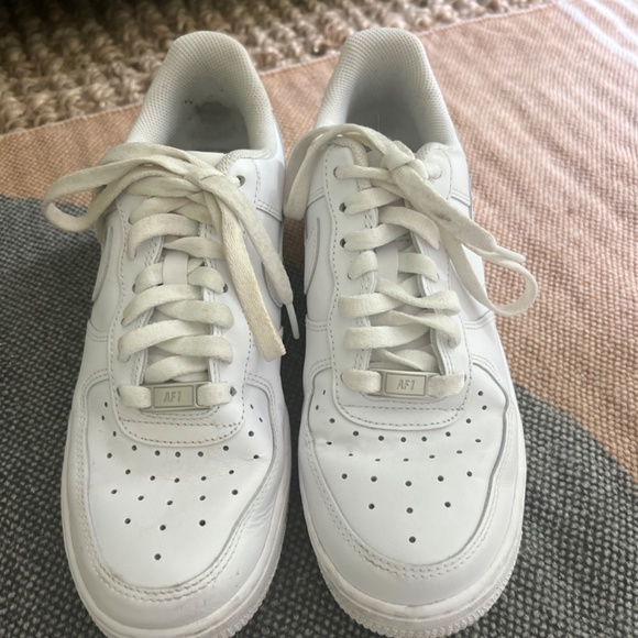 Nike Air Force 1 barely worn! - Picture 2 of 3
